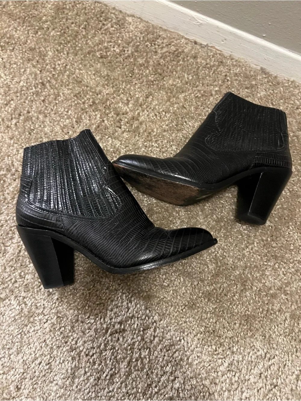 ASH IIona Pull on Heeled leather embossed ankle bootie 39